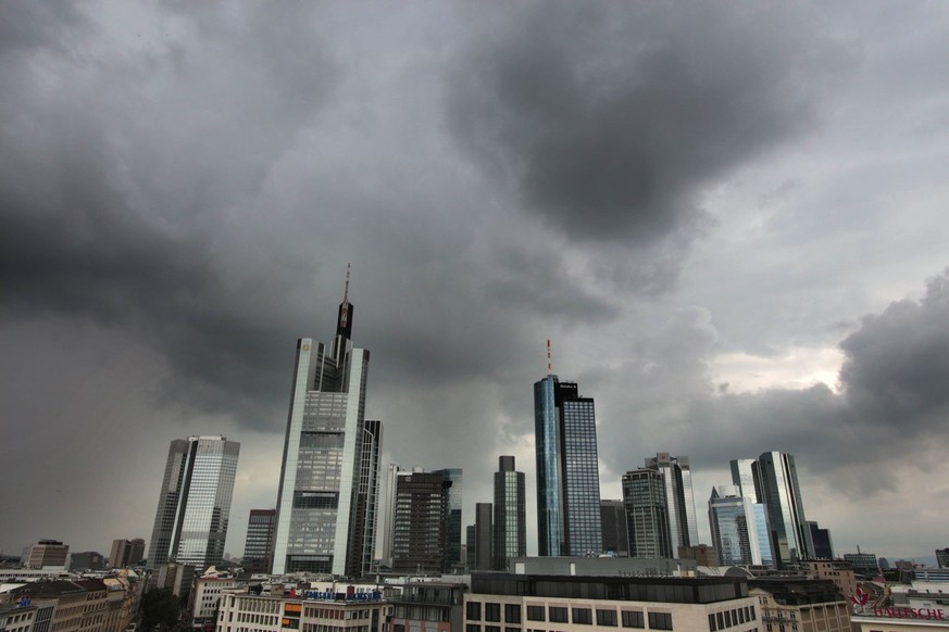 Bilder des Tages Skyline des Bankenviertel s in Frankfurt mit Bürotürmen der Commerzbank, Hessische n Landesbank HeLaBa und anderen Großbanken vor einer bedrohlich schwarzen Wolkenwand in Frankfurt, H ...