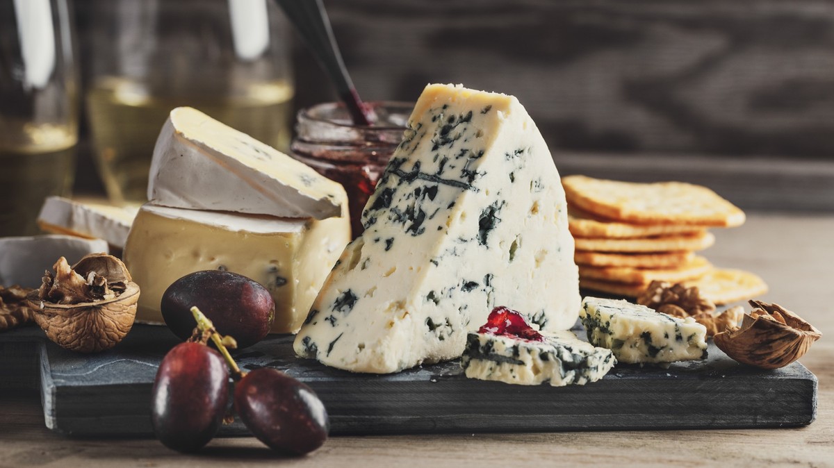 Grundsätzlich gilt: Schnittkäse ist kürzer haltbar als Käse am Stück – egal, ob Bio oder nicht. Käsesorten wie Bergkäse, Schweizer Gruyère, Emmentaler, Schafskäse oder Ziegenkäse sind demnach – richti ...