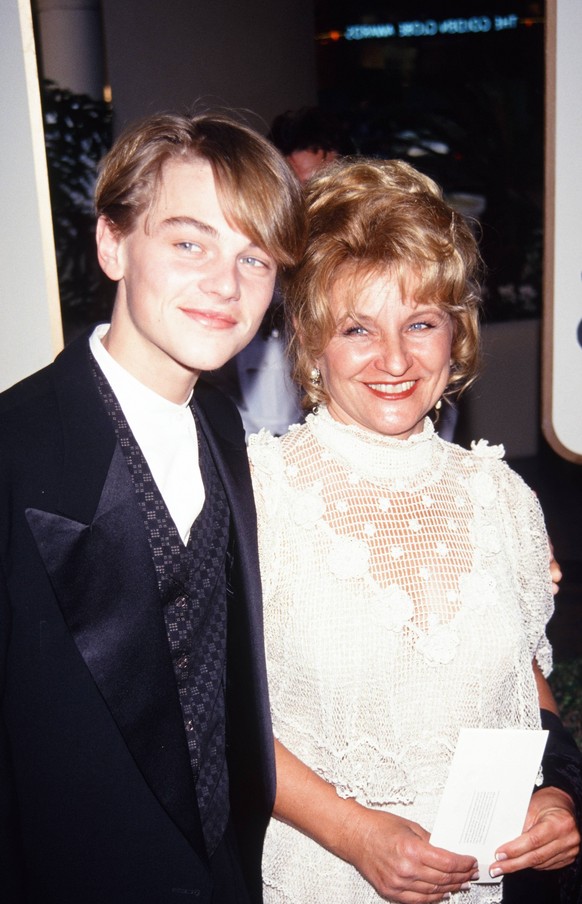 Leonardo DiCaprio with his mother 1994 Los Angeles CA USA PUBLICATIONxINxGERxSUIxAUTxONLY Copyright: xJ.xCummingsx 31515_442JRC

Leonardo DiCaprio With His Mother 1994 Los Angeles Approx USA PUBLICATI ...