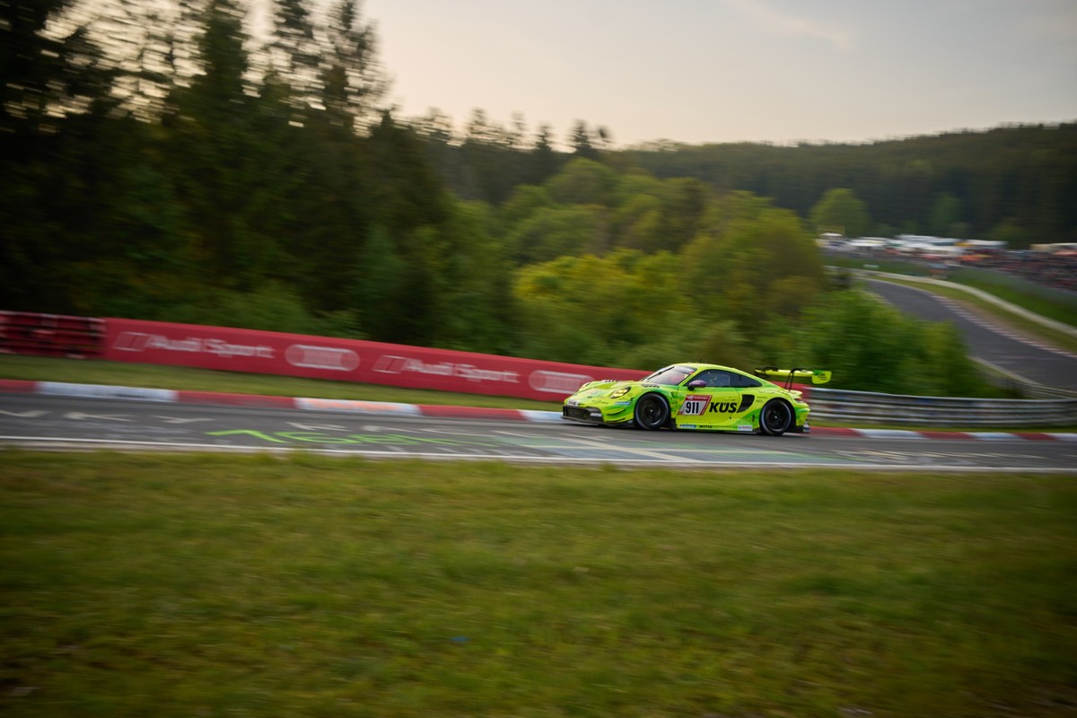 20.05.2023, Rheinland-Pfalz, Nürburg: Der Porsche 911GT3 des Teams Manthey EMA mit Michael Christensen, Kevin Estre, Frédéric Makowiecki, Thomas Preining passiert beim 24-Stunden-Rennens auf dem Nürbu ...