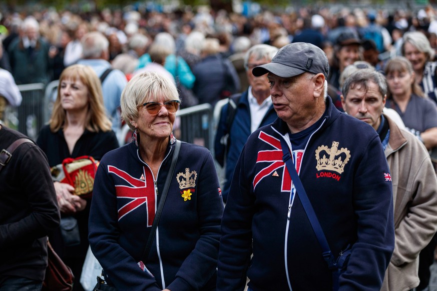 September 16, 2022, London, United Kingdom: Steven and his wife Linda 68 stand in a queue to pay respect to Britain s Queen Elizabeth, following her death, in London. A long queue is set to stretch 10 ...