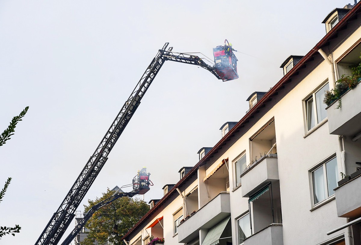 30.08.2024, Hessen, Frankfurt/Main: Einsatzkräfte der Feuerwehr löschen einen Brand im Dachstuhl eines Wohnhauses im Frankfurter Westend. Nach ersten Erkenntnissen der Feuerwehr war es wohl nach einer ...