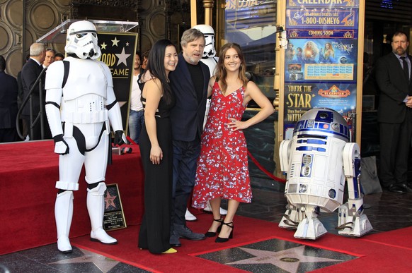 Kelly Marie Tran, Mark Hamill und Billie Lourd bei der Zeremonie zur Verleihung von einem Stern an Mark Hamill auf dem Hollywood Walk of Fame. Los Angeles, 08.03.2018 *** Kelly Marie Tran Mark Hamill ...