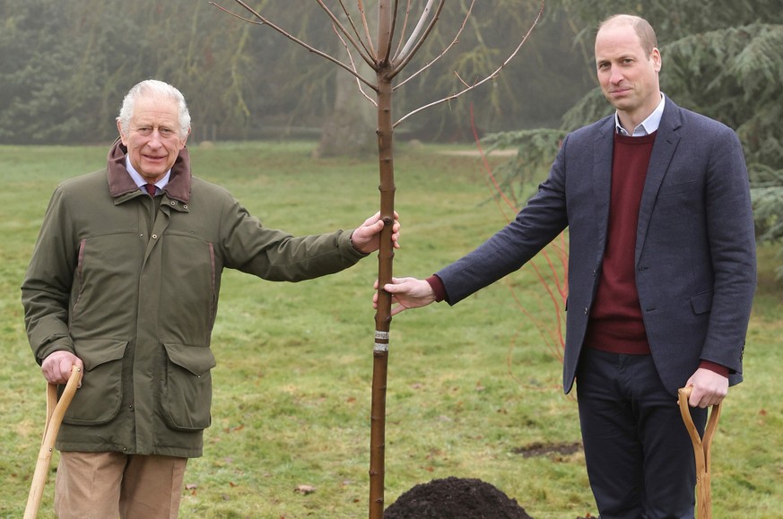 HANDOUT - 25.01.2023, Großbritannien, King&#039;s Lynn: Auf diesem undatierten Bild, das vom Buckingham Palast am 2. April 2023 veröffentlicht wurde, pflanzen der britische König Charles III. (l) und  ...