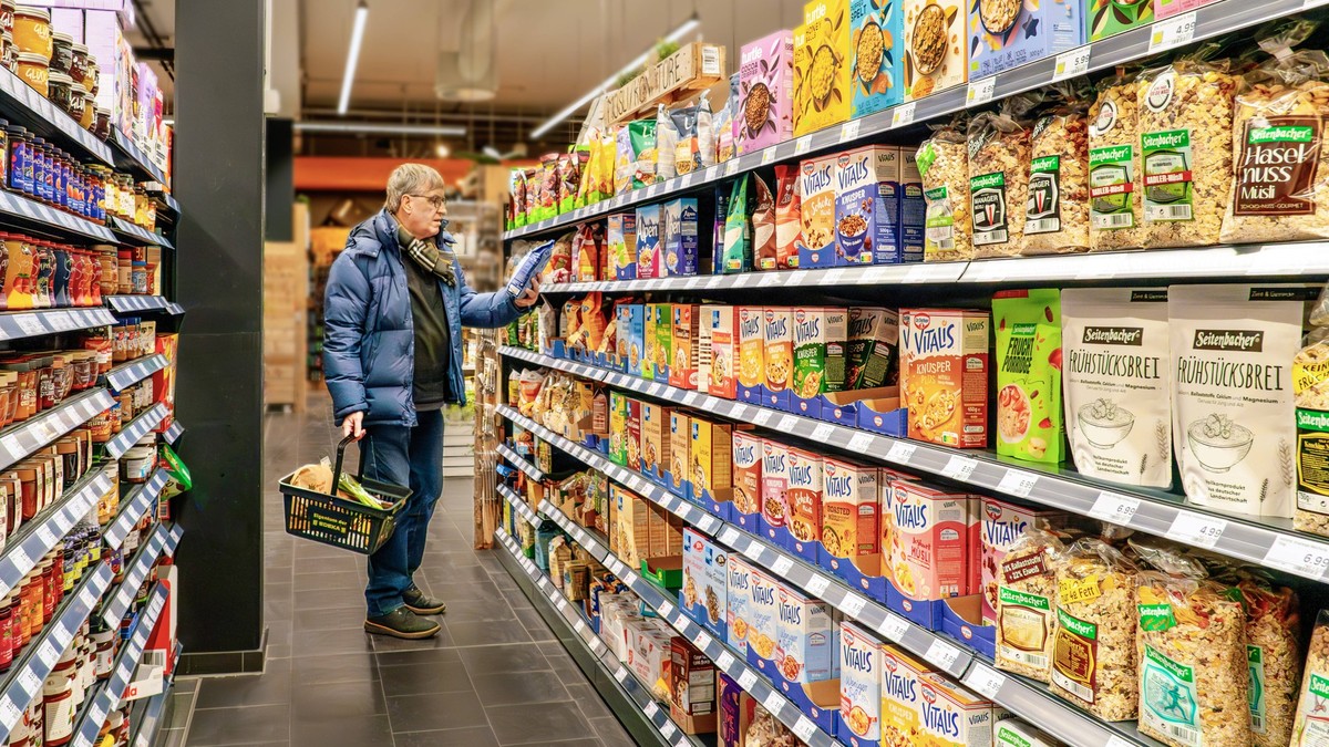 Kunde am Müsli-Regal im Supermarkt, München, Januar 2024 Deutschland, München, Januar 2024, Kunde am Müsli-Regal im Supermarkt, große Auswahl an Frühstücks-Cerealien, Lebensmittel aus dem Supermarkt,  ...