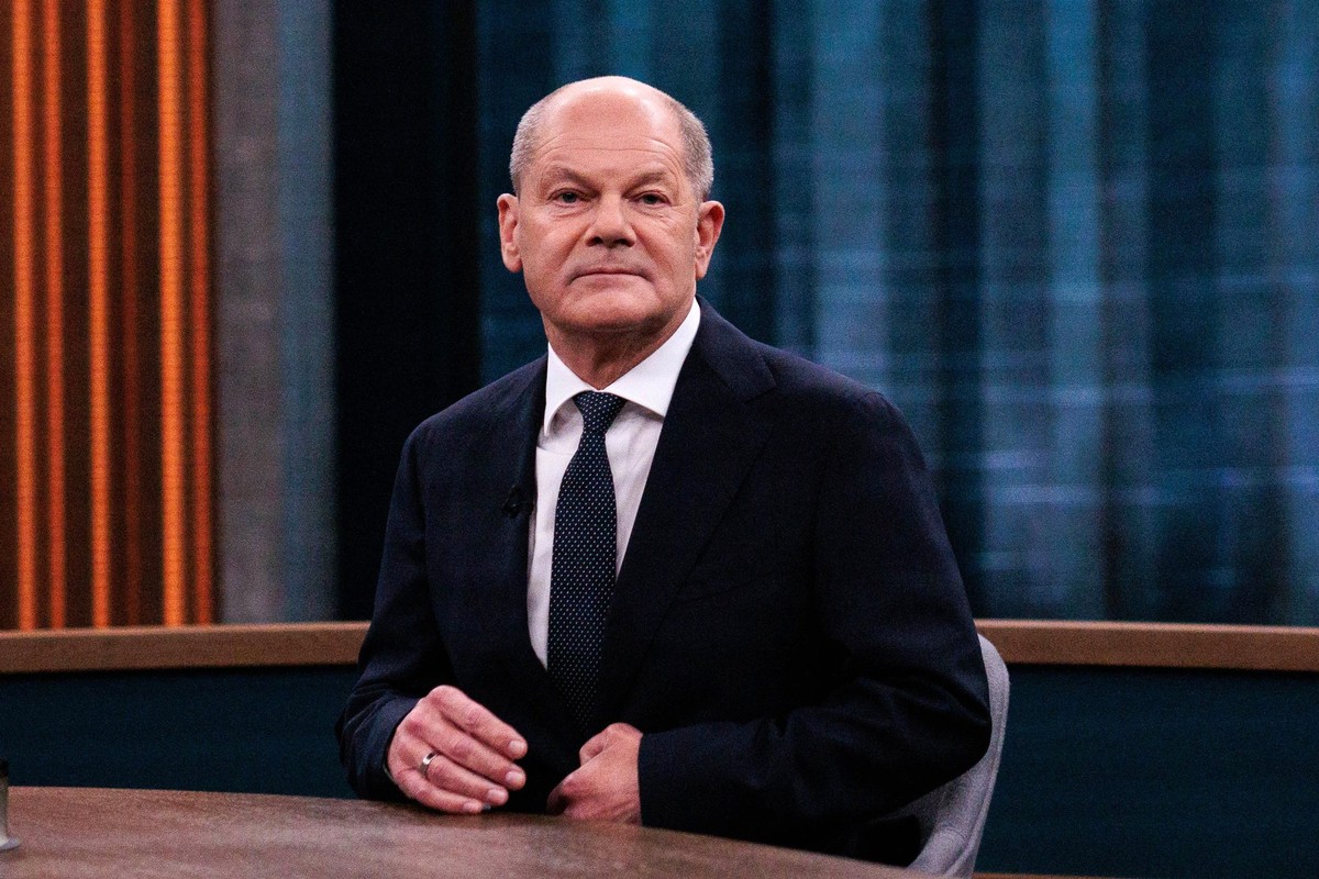 10.11.2024, Berlin: Bundeskanzler Olaf Scholz (SPD) sitzt vor Beginn des Liveinterviews im Fernsehstudio der ARD-Sendung «Caren Miosga». Foto: Carsten Koall/dpa +++ dpa-Bildfunk +++