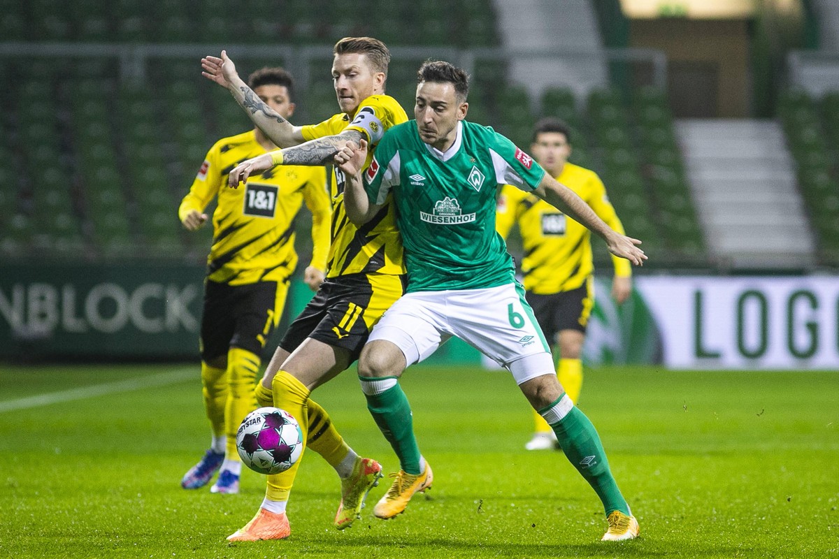 Zwei Torschützen im Zweikampf: BVB-Kapitän Marco Reus (l.) ringt mit Bremens Kevin Möhwald.