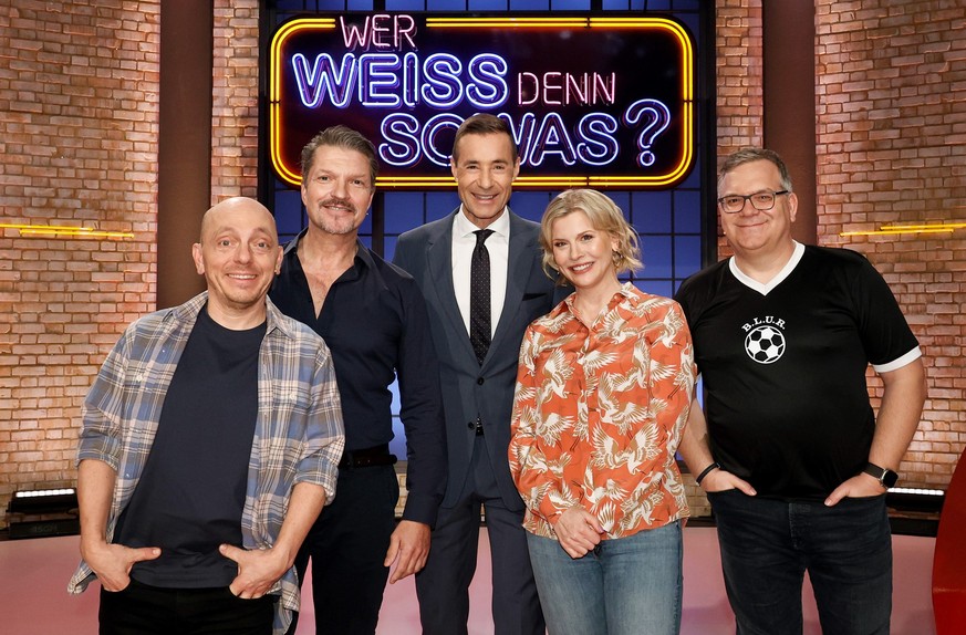 ARD WER WEISS DENN SOWAS?  FOLGE 1153, "Hardy Krüger Junior en Eva Habermann", ben dienstag (16.04.24) om 18:00 uur in ERSTEN.  Moderator Kai Pflaume (M.) en zijn Rateteam-Kapitäne Bernhard ...