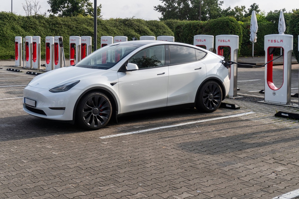 Erlangen, Bavaria, Germany - 26 August 2023: E-car Tesla Model Y at a charging station Tesla Supercharger *** E-Auto Tesla Model Y an einer Stromtankstelle Tesla Supercharger