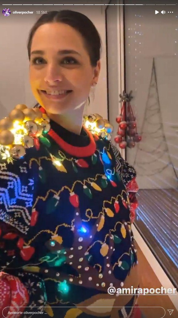 Amira Pocher präsentiert stolz ihren neuen Weihnachtspullover.