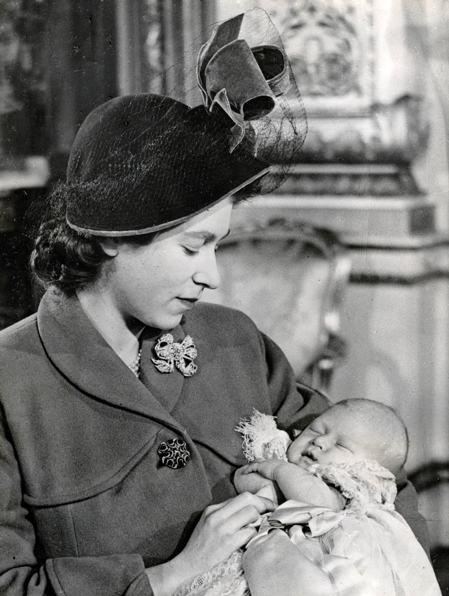 Ihr erster Sohn Charles am Tag seiner Taufe am 15. Dezember 1948