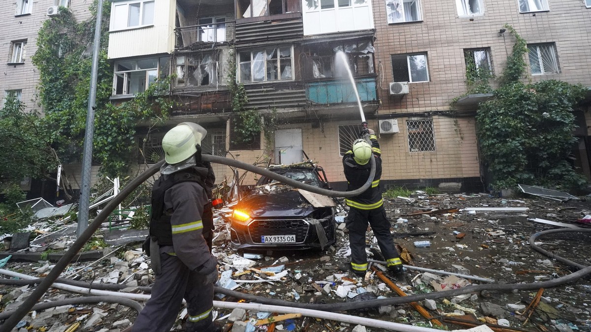 07.06.2025, Ukraine, Charkiw: Feuerwehrleute bekämpfen einen Brand nach einem russischen Angriff auf ein Wohnhaus in Charkiw, Ukraine. Foto: Andrii Marienko/AP/dpa +++ dpa-Bildfunk +++