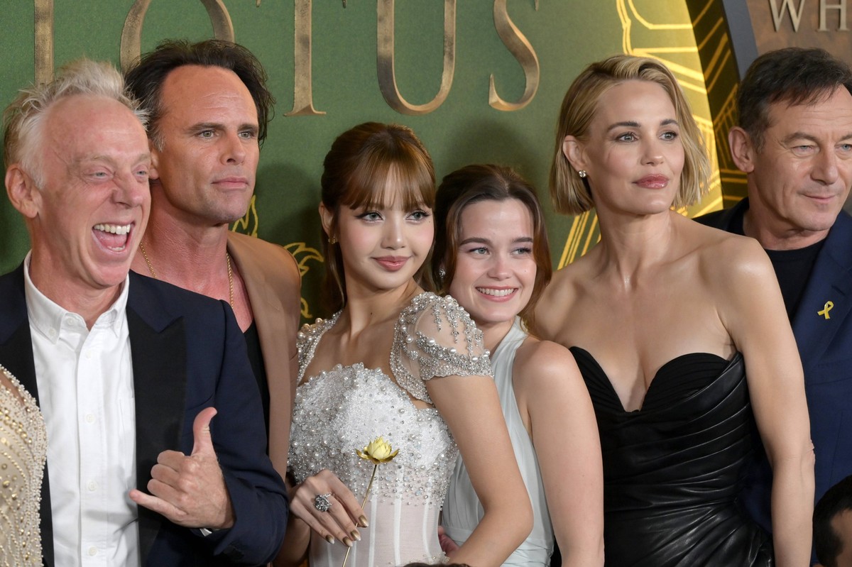 White Lotus Season 3 Premiere - Los Angeles, USA LOS ANGELES, USA. February 10, 2025: Mike White, Walton Goggins, Lisa Manobal, Sarah Catherine Hook, Leslie Bibb & Jason Isaacs at the season 3 pre ...