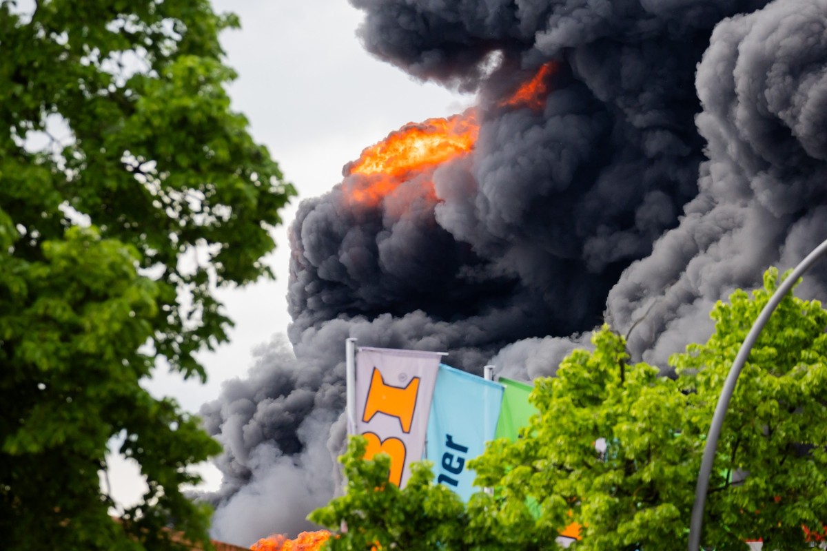 03.05.2024, Berlin: Flammen und dichter Qualm sind bei einem Brand in Berlin-Lichterfelde zu sehen. In einem Betrieb in Berlin-Lichterfelde ist am Freitag ein Feuer ausgebrochen. Ein Technikraum im 1. ...