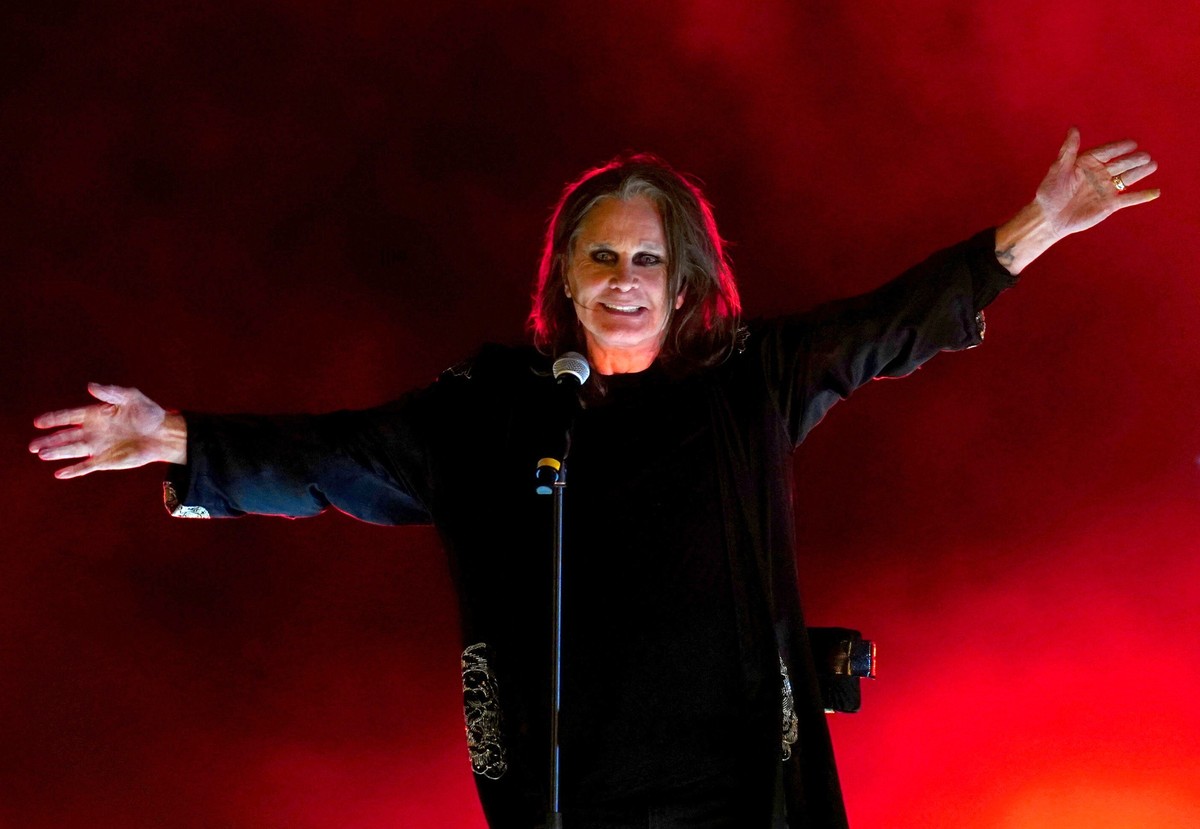 ARCHIV - 08.08.2022, Großbritannien, Birmingham: Rockstar Ozzy Osbourne tritt während der Abschlusszeremonie der Commonwealth Games im Alexander-Stadion auf. (zu dpa: «Ozzys Abschied: Black Sabbath ei ...