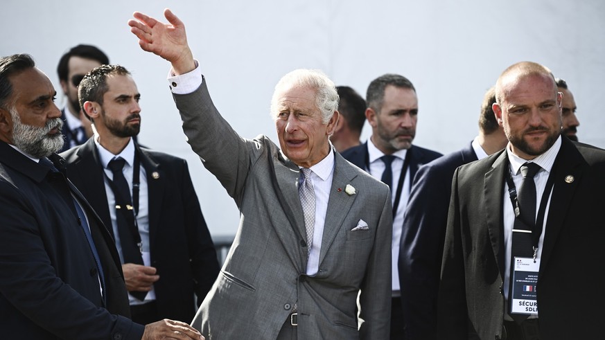 22. September 2023, Frankreich, Bordeaux: Der britische König Karl III.  (M) winkt der Menge auf dem Place de la Bourse zu.  Das britische Königspaar ist in Frankreich...