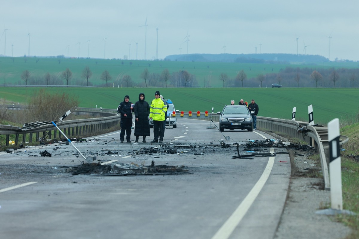 02.04.2023, Thüringen, Bad Langensalza: Polizei und Gutachter werten auf der gesperrten Bundesstraße B247 die Spuren des schweren Unfalls vom Vortag aus. Die Ermittlungen nach einem Unfall mit sieben  ...