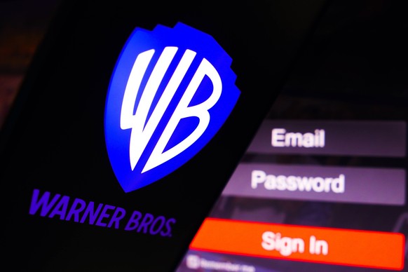 2. Mai 2023, Brasilien.  Auf dieser Fotoillustration wird das Warner Bros. Entertainment-Logo auf einem Smartphone-Bildschirm neben einem Anmeldebildschirm mit E-Mail, Passwort und Anmeldung angezeigt. 2. Mai 2023, Brasilien.  ...