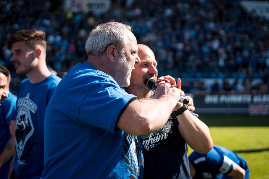 SV Waldhof Mannheim - VfR Wormatia Worms Stadionsprecher Stephan Christen nötigt Trainer Bernhard Trares ein Lied anzustimmen in der Partie SV Waldhof Mannheim gegen Wormatia Worms beim Spiel in der R ...