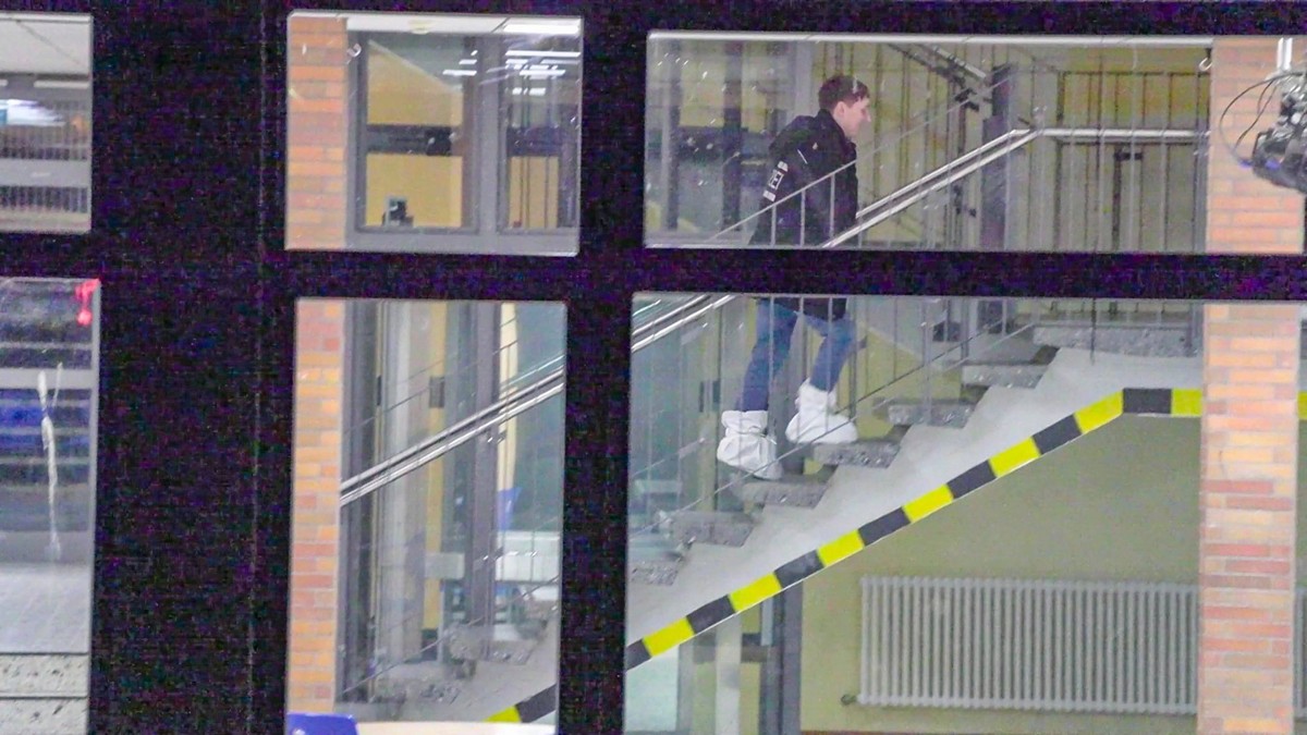 Der Abend nach der schrecklichen Gewalttat in Offenburg: 15-j�hriger feuert mit Schusswaffe in Offenburger F�rderschule auf Mitsch�ler und trifft diesen am Kopf - dieser wird schwer verletzt und stirb ...