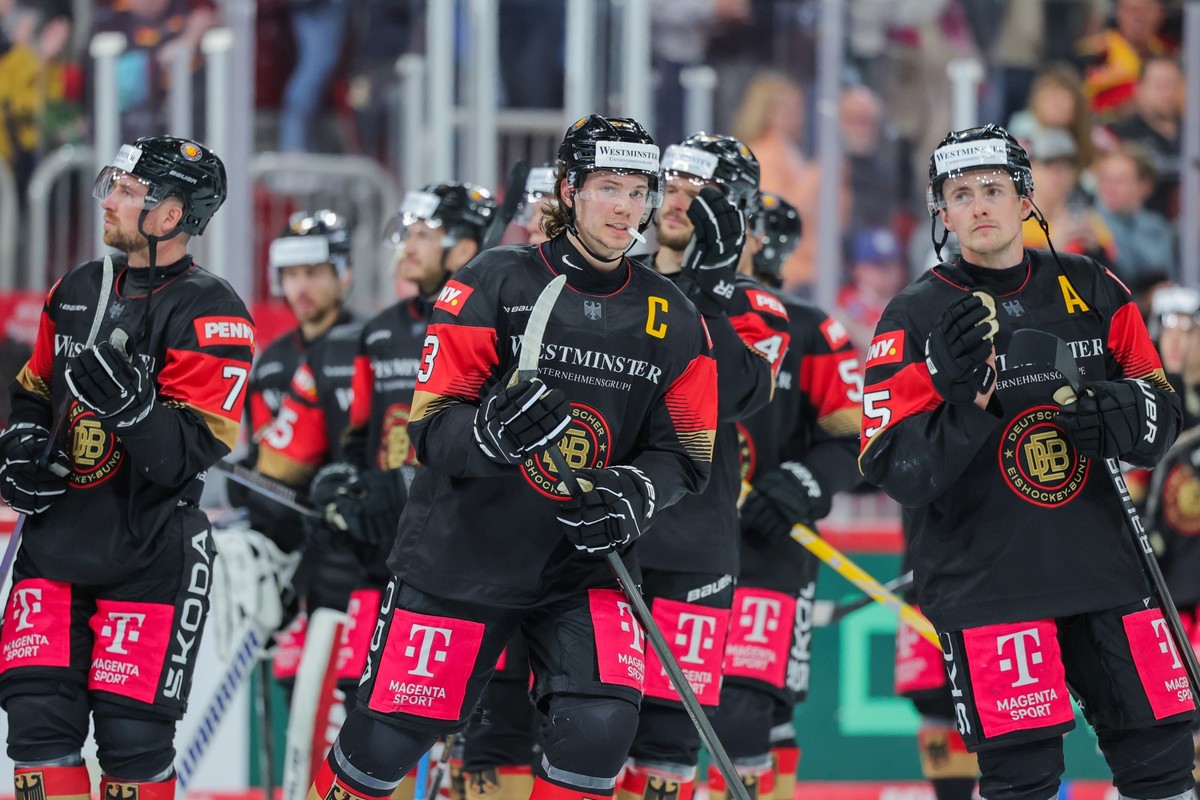 04.05.2025, Nordrhein-Westfalen, Düsseldorf: Eishockey: Länderspiel, Deutschland - USA, PSD Bank Dome, Deutschands Spieler um Kapitän Moritz Seider (M) bedanken sich bei den Fans. Foto: Rolf Vennenber ...