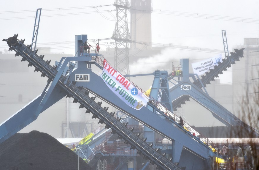 Aktivisten besetzen einen Bagger im Kraftwerk Datteln.