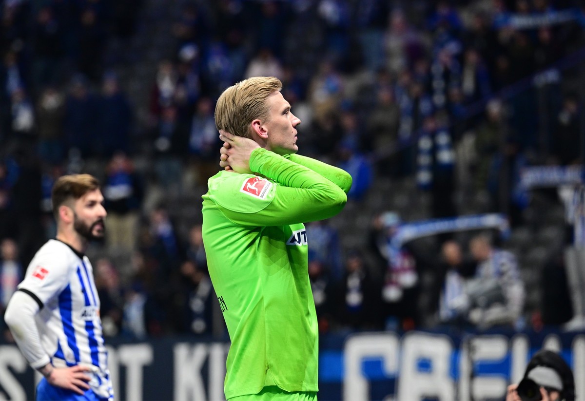 24.01.2023, Berlin: Fußball: Bundesliga, Hertha BSC - VfL Wolfsburg, 17. Spieltag, Olympiastadion, Herthas Torhüter Oliver Christensen zeigt sich nach dem Schlusspfiff vor den Fans in der Ostkurve. Fo ...