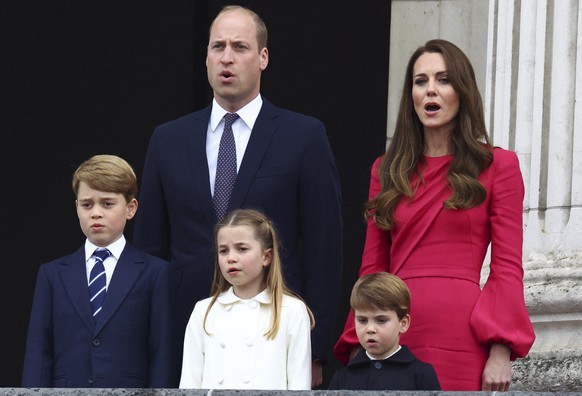 5 juni 2022, Groot-Brittannië, Londen: Prins William (achterzijde links), hertog van Cambridge, Kate, hertogin van Cambridge, prins George (voorzijde links), prinses Charlotte en prins Louis zingen de National Hy...