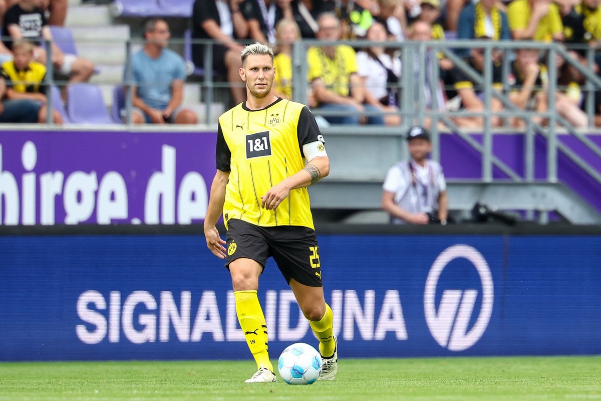 ARCHIV - 17.07.2024, Sachsen, Aue: Fußball: Testspiele, FC Erzgebirge Aue - Borussia Dortmund im Erzgebirgsstadion. Dortmunds Spieler Niklas Süle am Ball. (zu dpa: «Sahin: Auch Brandt und Süle bald wi ...