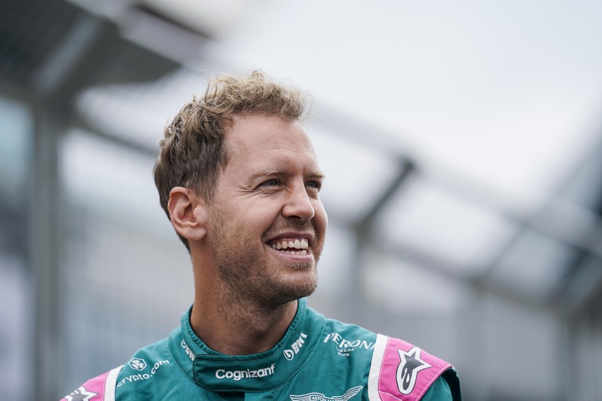 Motorsport: Formel-1-Weltmeisterschaft, vor dem Grand Prix von Großbritannien, Vorbereitungen: Sebastian Vettel aus Deutschland vom Team Aston Martin F1 lacht während der Vorbereitungen. Der Große Pre ...