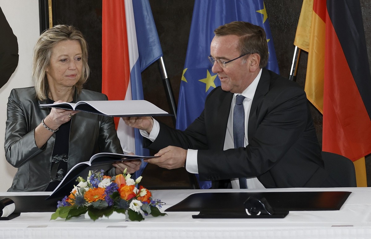 30.03.2023, Bayern, Veitsh�chheim: Kajsa Ollongren, Verteidigungsministerin der Niederlande, und Boris Pistorius (SPD), Verteidigungsminister von Deutschland, bei der Unterzeichnung der Kooperationsve ...