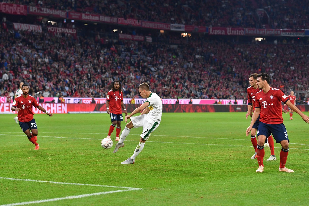 Seelenruhig schiesst Patrick HERRMANN (Borussia Moenchengladbach) und ohne Eingreifen der Bayernspieler Serge GNABRY (FC Bayern Muenchen),Renato SANCHES (Bayern Muenchen),Leon GORETZKA (Bayern Muenche ...