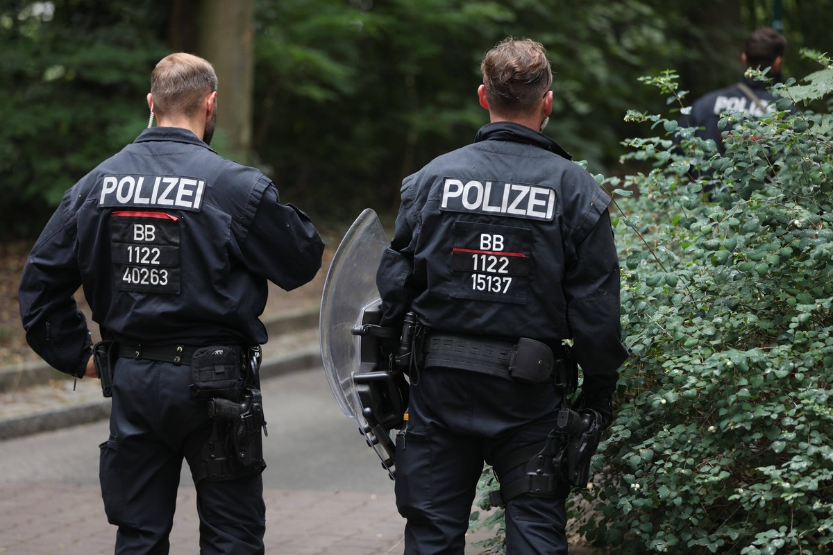 Kleinmachnow bei Berlin, Brandenburg, Deutschland, 21.07.2023: Polizei sucht nach einem verdächtigen Tier, mutmaßlich einer freilaufenden Löwin in einem Waldgebiet zwischen Kleinmachnow und Zehlendorf ...
