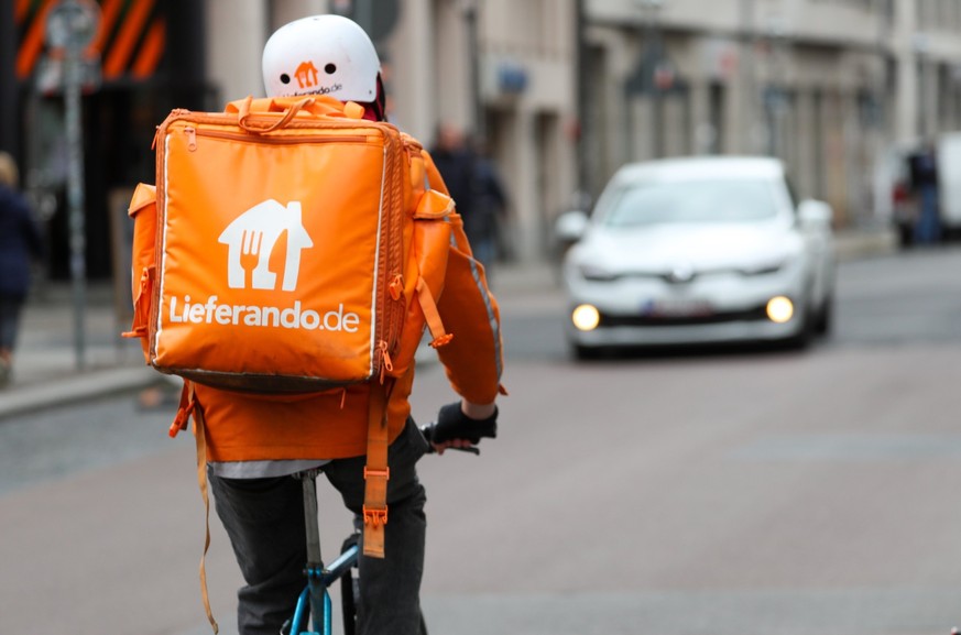 ARCHIV - 25.05.2020, Sachsen, Leipzig: Ein Fahradbote vom Lieferdienst «Lieferando.de» fährt durch die Innenstadt. Die Gewerkschaft Nahrung-Genuss-Gaststätten (NGG) fordert den Restaurant-Lieferdienst ...