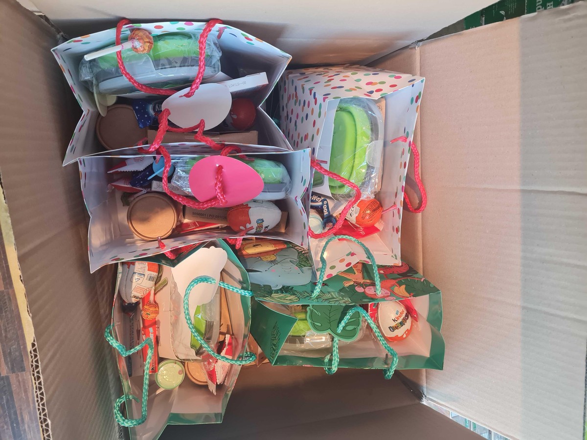 Auch eine Form von zivilgesellschaftlichem Engagement: Schüler einer benachbarten Schule haben für die ukrainischen Kinder "Goodie Bags" gepackt und gespendet.