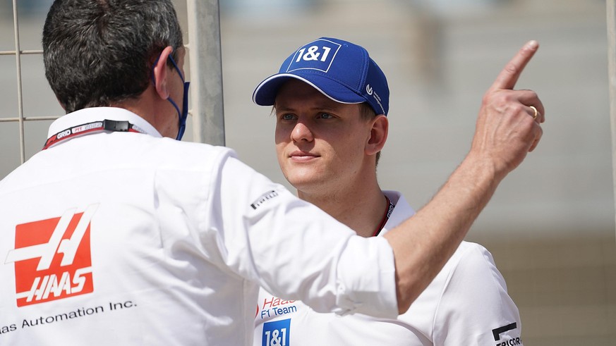 10.03.2022, Bahrain International Circuit, Sakhir, Formel 1 Testfahrten in Bahrain 2022 , im Bild Teamchef Günther Steiner (Haas F1 Team), Mick Schumacher (DEU), Uralkali Haas F1 Team