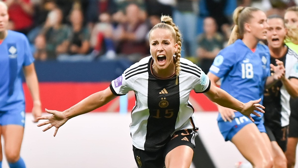 La estrella de la Bundesliga Julia Gowen se avergüenza en una ronda de prueba