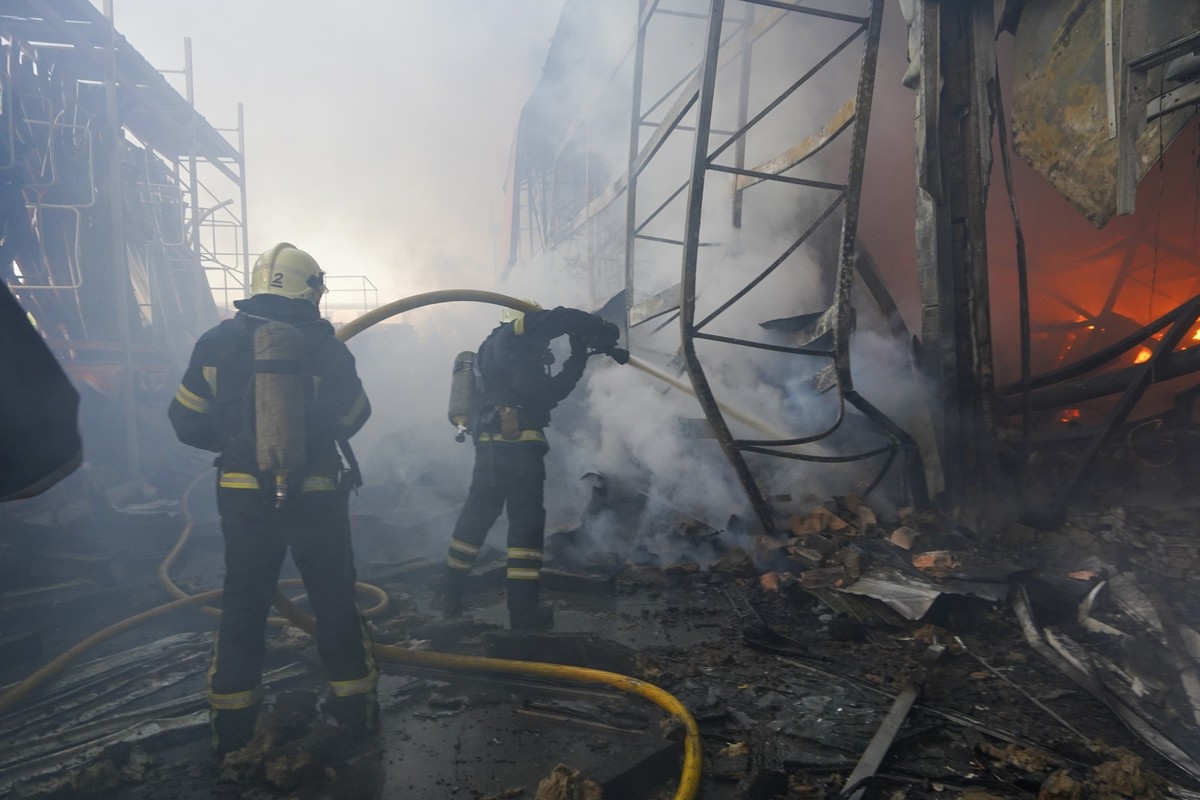 dpatopbilder - 25.05.2024, Ukraine, Charkiw: Feuerwehrleute löschen ein Feuer, nachdem zwei gelenkte Bomben einen großen Baumarkt getroffen haben. Foto: Andrii Marienko/AP/dpa +++ dpa-Bildfunk +++