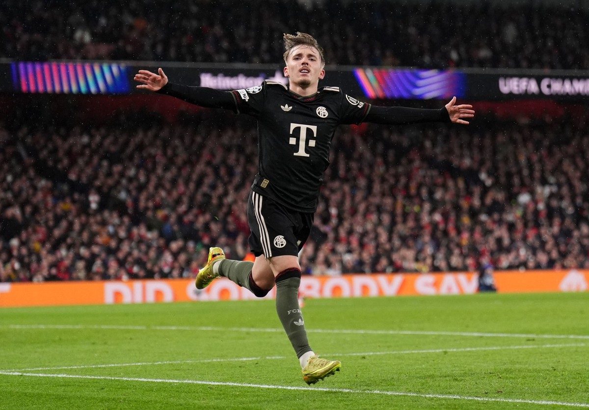 Bayern&#039;s Lennart Karl celebrates after scoring his side&#039;s first goal during the Champions League opening phase soccer match between Arsenal and Bayern Munich in London, England, Wednesday, N ...
