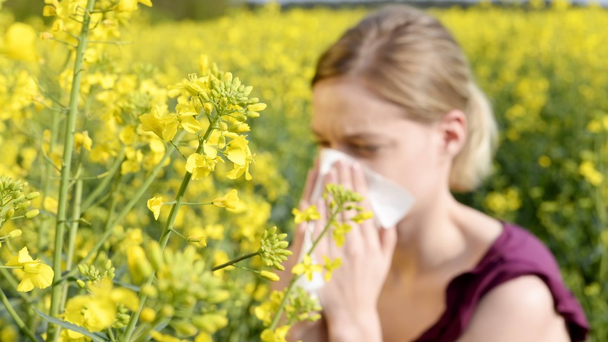 junge frau niest young woman has hay fever MODEL RELEASED *** young woman sneezes young woman has hay fever MODEL RELEASED