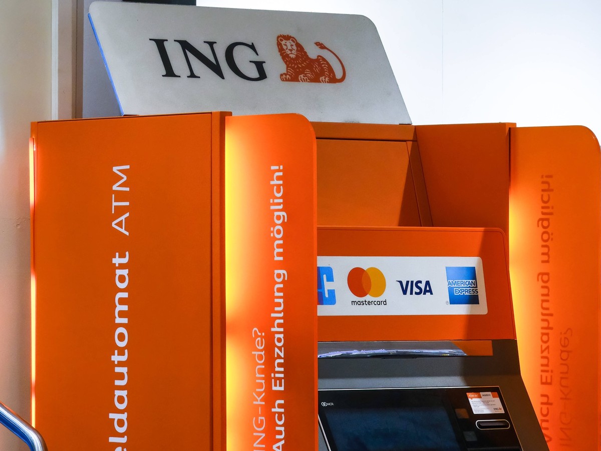 Düsseldorf 03.02.2024 ING Diba Bank Bargeld Bargeldautomaten ATM EC-Karte electronic cash Geldautomat Girocard Mastercard Amex American Express Visa Geldausgabeautomat Bargeldabhebung Bankautomat Geld ...