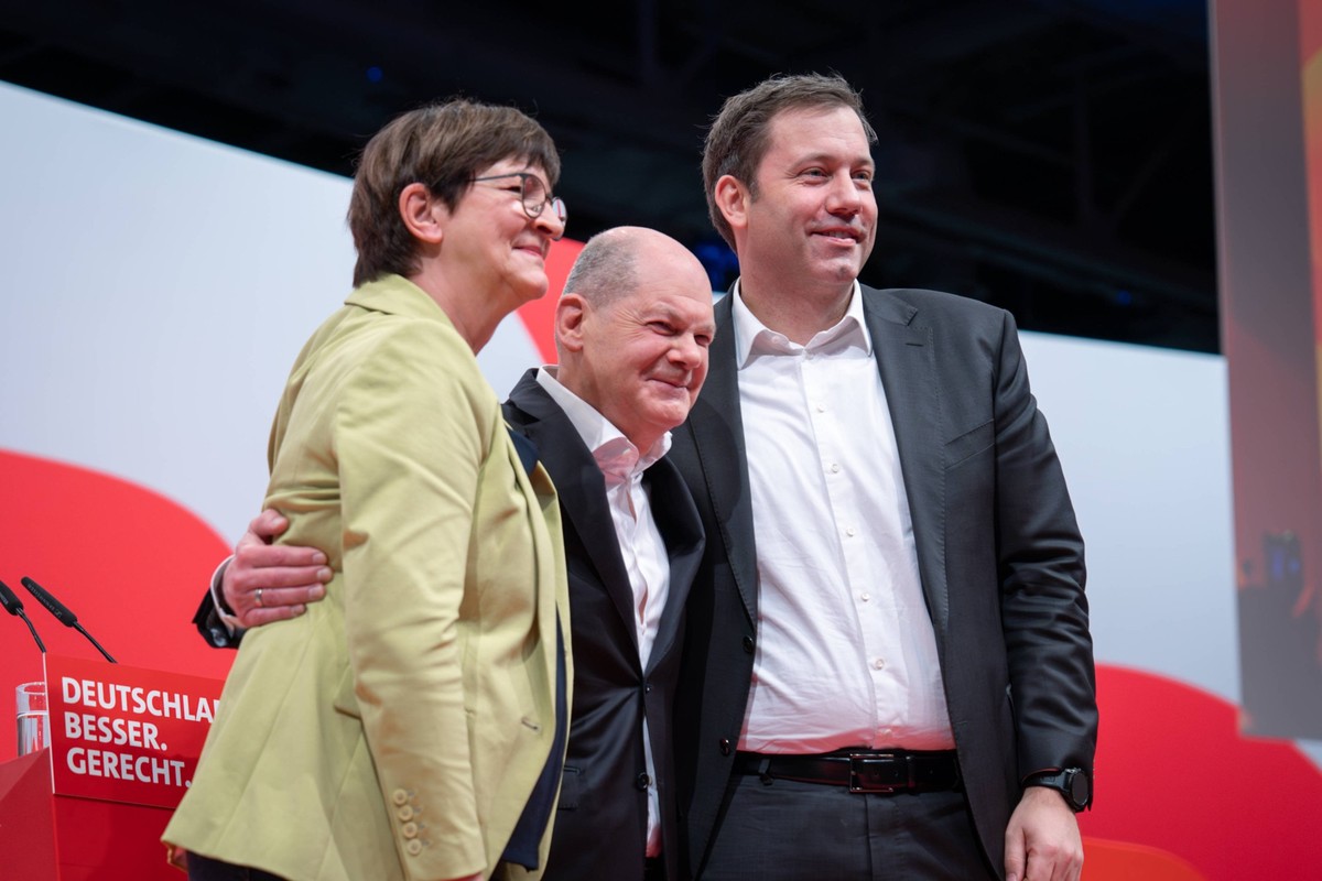 SPD Bundesparteitag 2023 Bundeskanzler Olaf Scholz gemeinsam mit Saskia Esken Bundesvorsitzende und Lars Klingbeil Bundesvorsitzender auf der Buehne unter tosendem Applaus nach der Rede des Bundeskanz ...