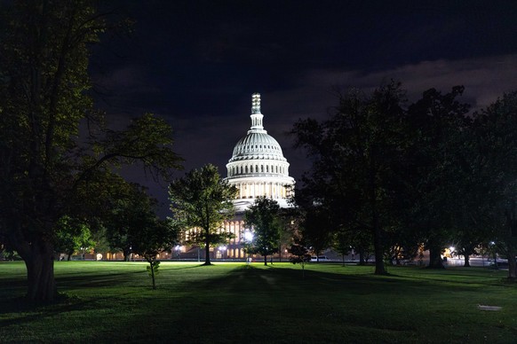 30.09.2023, USA, Washington, D.C.: Das US-Kapitol in Washington, D.C. ist abends beleuchtet. Der US-Kongress hat einen bef�rchteten Stillstand der Regierungsgesch�fte nur kurz vor Ablauf der Frist vor ...