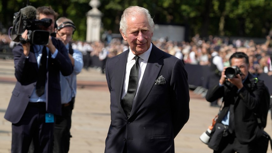 09.09.2022, Großbritannien, London: König Charles III. kommt vor dem Buckingham-Palast an. Der neue König und seine Frau waren aus Schottland zurückgekehrt, wo Charles&#039; Mutter, Königin Elizabeth  ...