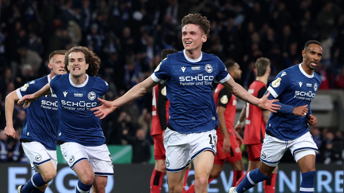 ARCHIV - 01.04.2025, Nordrhein-Westfalen, Bielefeld: Fu�ball: DFB-Pokal, Arminia Bielefeld - Bayer Leverkusen, Halbfinale, Sch�co Arena. Bielefelds Maximilian Gro�er jubelt �ber seinen Treffer zum 2:1 ...