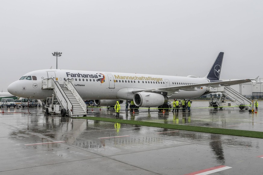 12.06.2018, xmhx, Fussball WM 2018, Deutsche Fussball Nationalmannschaft DFB Abflug vom Frankfurt Flughafen mit LH 2018 zur Weltmeisterschaft 2018 nach Russland, emspor, v.l. Das Flugzeug der National ...