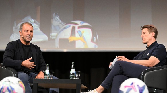 24.07.2023, Bremen: Hansi Flick (l), Trainer der deutschen Fu�ballnationalmannschaft, mit Moderator Michael Leopold, nimmt beim Internationalen Trainer-Kongress der BDFL, den der Bund Deutscher Fu�bal ...