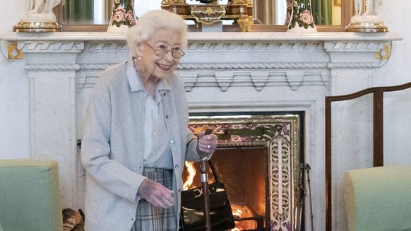 ARCHIV - 06.09.2022, Großbritannien, Balmoral: Königin Elizabeth II. wartet im Drawing Room, auf die neue Vorsitzende der Konservativen Partei, Truss, um sie dazu einzuladen Premierministerin von Groß ...