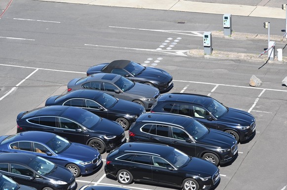 dunkle Autos PKW stehen auf einem Parkplatz *** dark cars passenger car standing on a parking lot