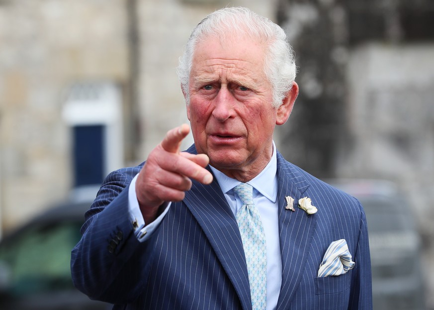 19.05.2021, Großbritannien, Caledon: Der britische Prinz Charles, Prinz von Wales, zeigt mit einem Finger in eine unbestimmte Richtung bei seinem Besuch in Caledon, wo er die Standorte der anstehenden ...